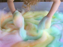 Senzorična igra z mavričnimi mehurčki iz praška