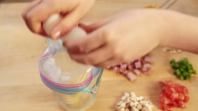 Za omleto “brez packanja” zmešajte jajca v plastični vrečki