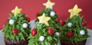 Jagodni browniji v obliki božičnega drevesca