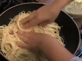 Če preostanke špagetov stresete v ponev, lahko pripravite nenavadno okusno jed