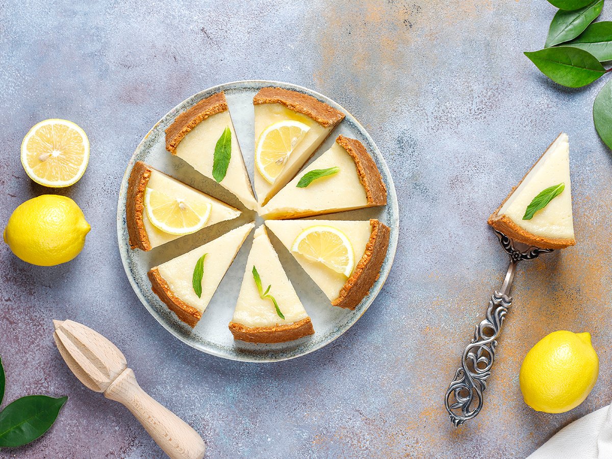 Recept: Kremni limonin cheesecake, ki ga morate poskusiti v poletnih dneh (osveženo 2021)