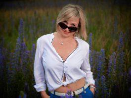 Woman Girl Purple Blouse Beauty  - andrey_braynsk / Pixabay