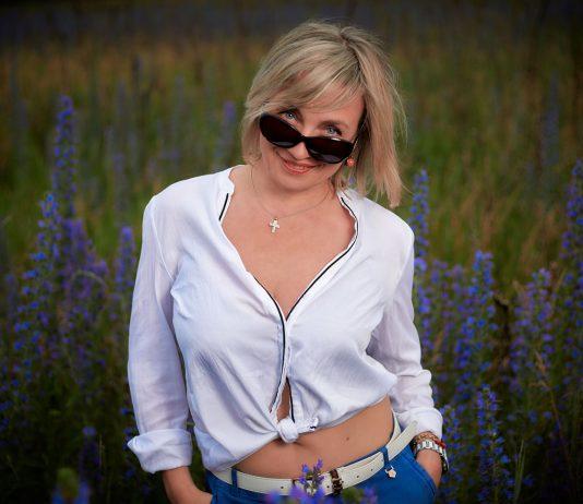 Woman Girl Purple Blouse Beauty  - andrey_braynsk / Pixabay