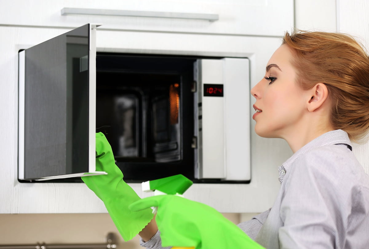 , Je nevarno, če mikrovalovno pečico čistimo s kemični čistili?
