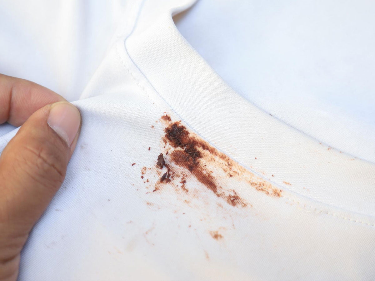 Kako odstraniti madeže kave na oblačilih s 3 gospodinjskimi izdelki