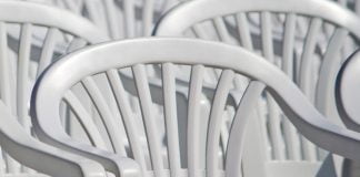 beli-plastični-stoli