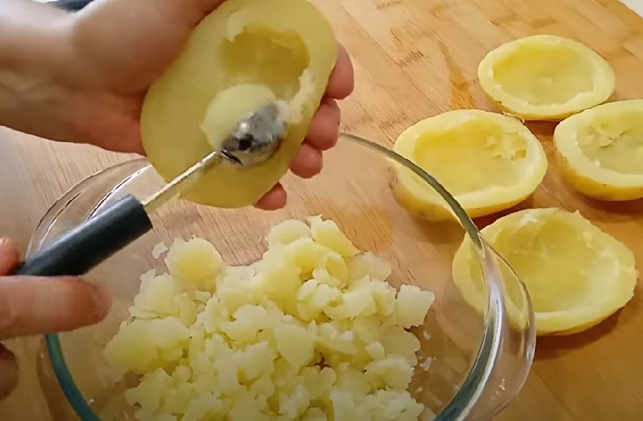 Recept: Slasten polnjen krompir, ne boste ga jedli več drugače