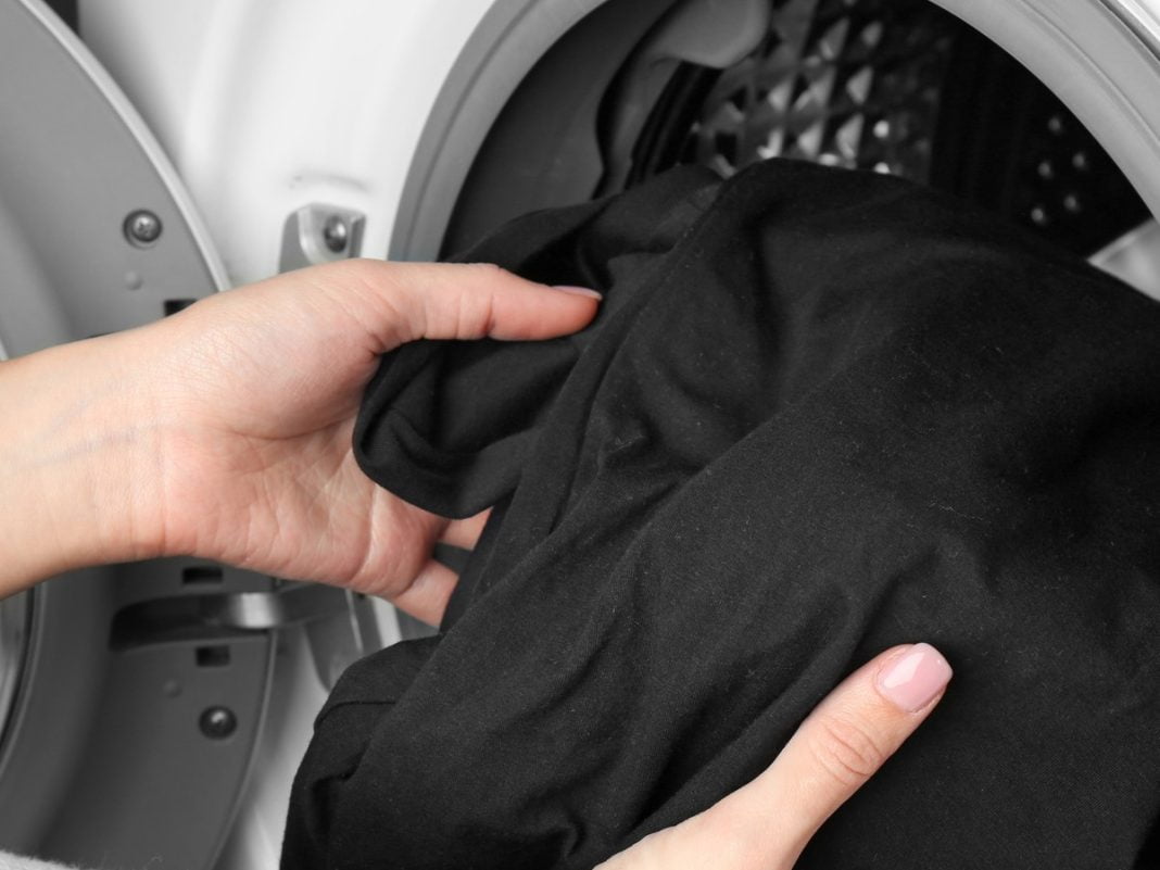 pranje-črnih-oblačil