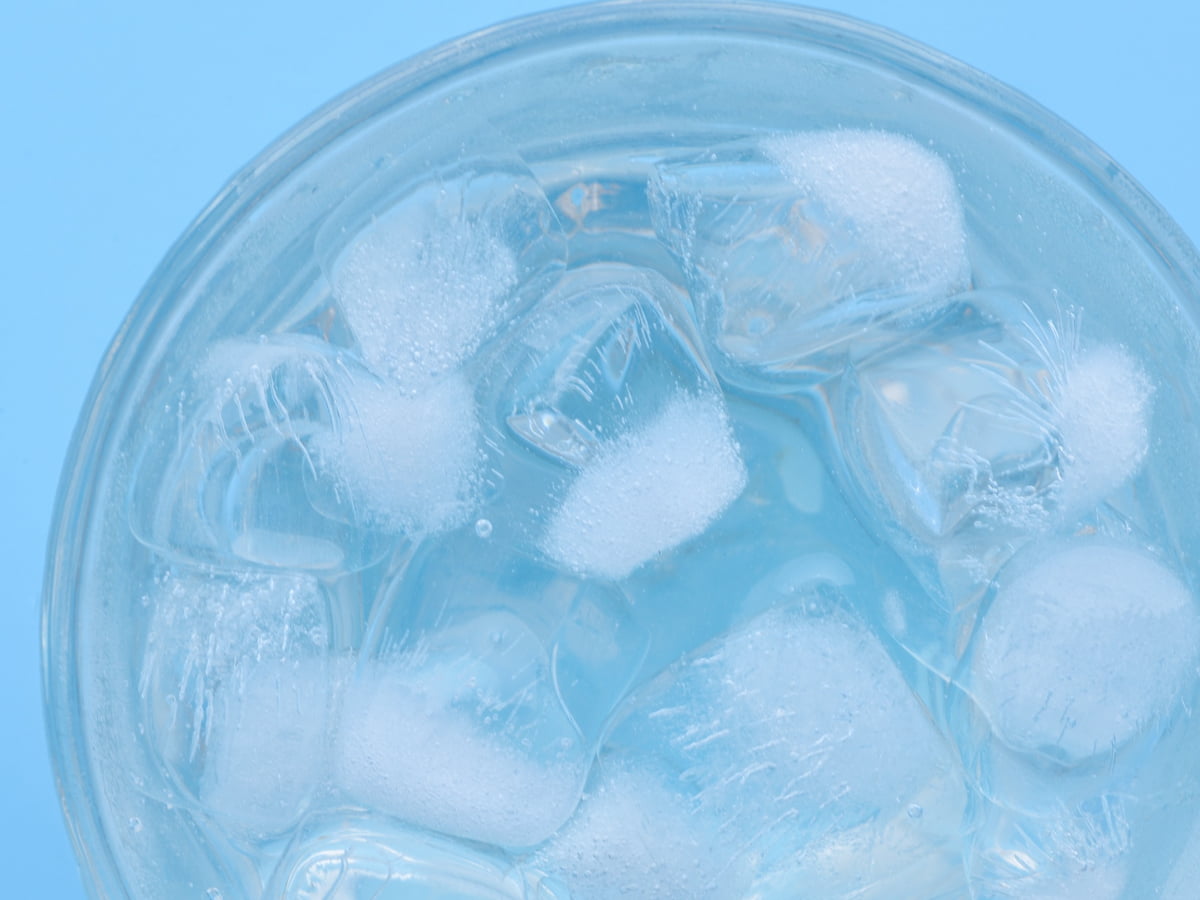 2 trika za najhitrejšo ohladitev pijače: Potrebujete samo brisačko in eno začimbo