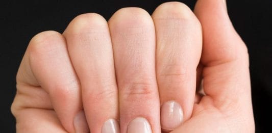 bela-lisa-na-nohtih