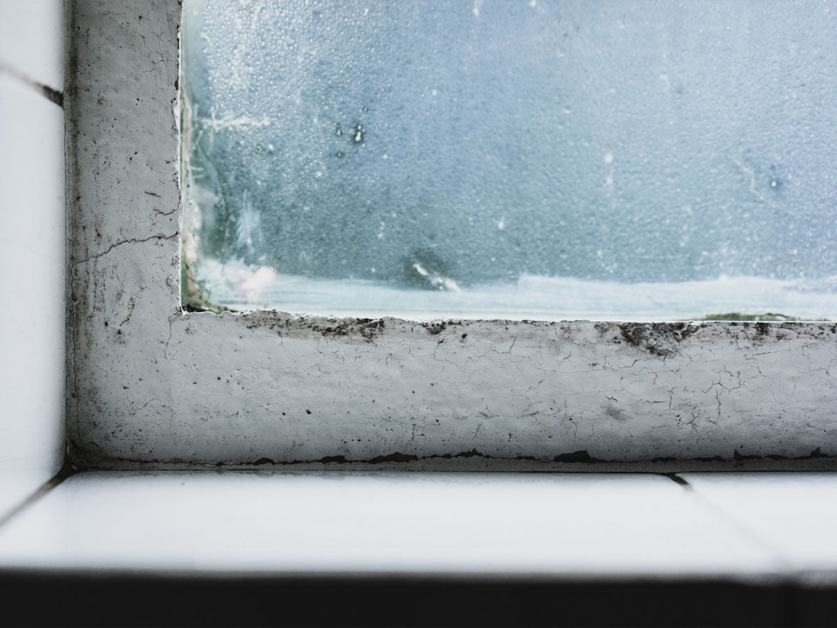 Kako preprečiti kondenzacijo na oknih pozimi? Preizkusite teh 5 trikov