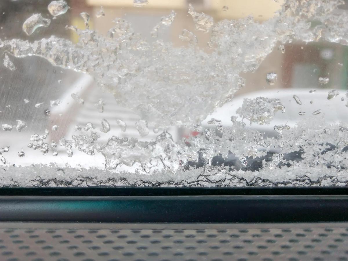 Trik, s katerim boste zjutraj hitro odmrznili zaledenelo steklo na avtomobilu