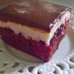Spomladanska jagodna pita brez peke, ki vedno izgine s krožnika