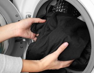 Če boste uporabili te trike, vaša črna oblačila ne bodo pobledela po pranju