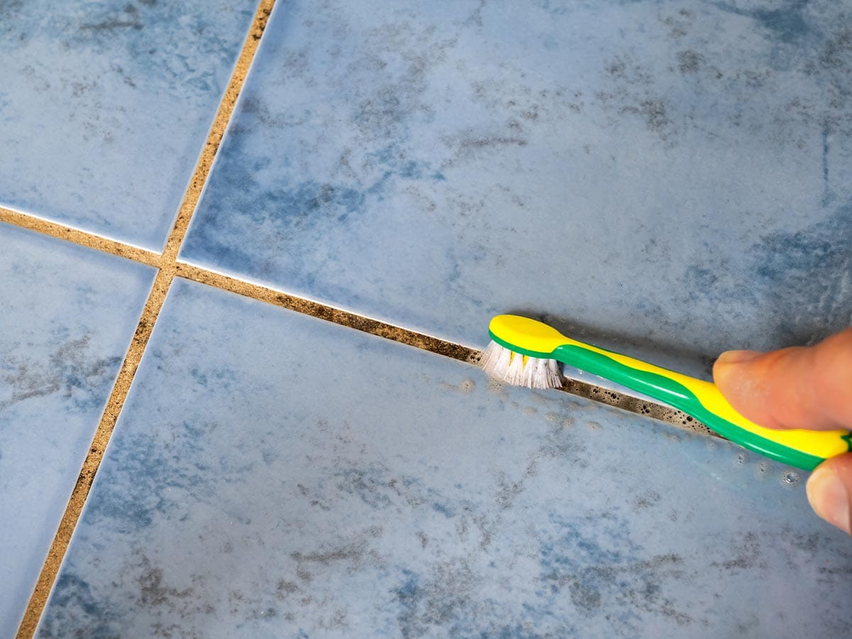 S tem trikom bodo vaše fuge znova zasijale – za manj kot 2 €