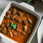 Recept za bosanski lonec, poln bogatega okusa po mesu in zelenjavi