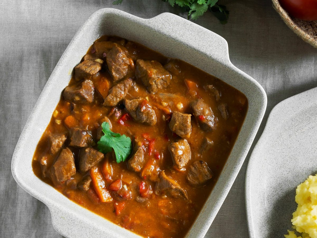 Recept za goveji golaž, pripravljen v pečici