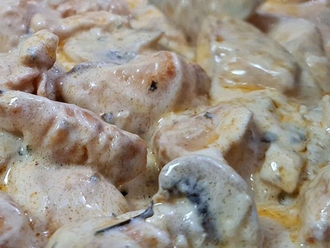 piščanec-v-omaki-z-gobami