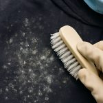 Trik, kako odstraniti rumene madeže deodoranta  z bele majice