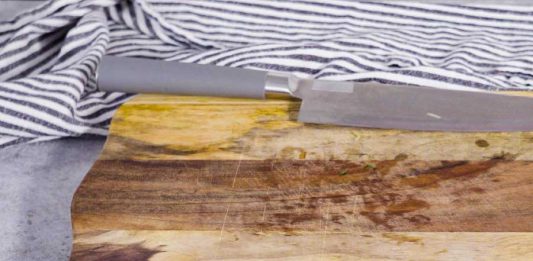 vonj-po-čebuli-z-deske