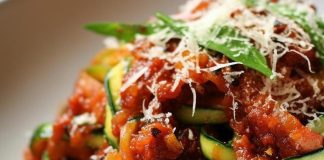 bučkini-špageti-z-mesno-omako