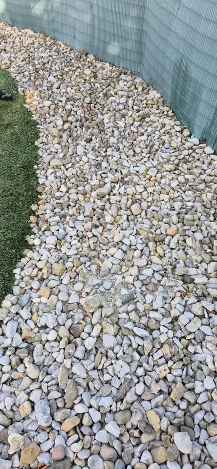 Optična iluzija: Lahko med kamenjem najdete golf žogico?
