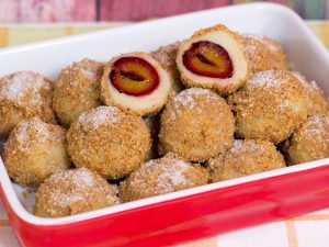 Recept: Najbolj enostavni slivovi cmoki brez krompirja