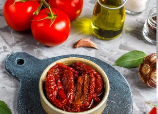 Recept: Posušeni paradižniki v olivnem olju – kot dodatek k omakam … posušeni-paradižniki-v-olivnem-olju