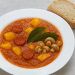 Zajčja obara &ndash; recept za domačo klasiko, ki ogreje du&scaron;o