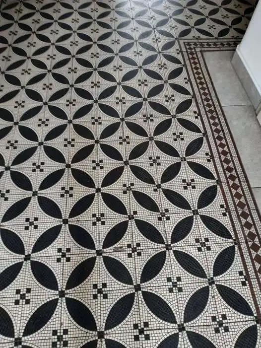 Optična iluzija: Vam uspe najti napako, ki jo je storil keramičar pri polaganju ploščic?