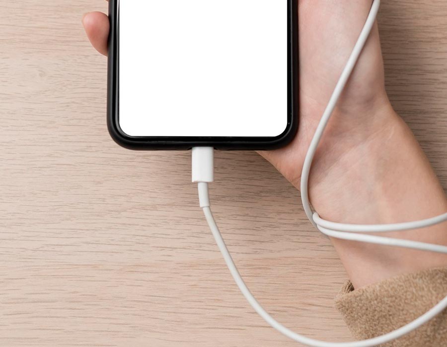 Nikoli ne polnite telefona na tem mestu – nevarnost požara je resnična