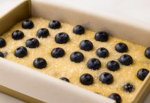 Enostavno borovničevo pecivo, ki ga bo v hipu zmanjkalo s krožnika borovničevo-pecivo