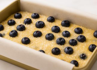 Enostavno borovničevo pecivo, ki ga bo v hipu zmanjkalo s krožnika borovničevo-pecivo