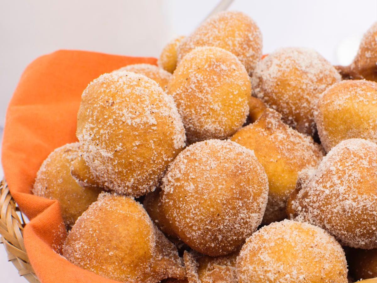 Vse bolj hladni dnevi so kot nala&scaron;č za tople cimetove ocvrtke in ta recept je odličen