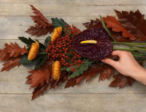 Naredi sam: Prekrasna ideja za ikebano, ki jo lahko položite na grob ta vikend