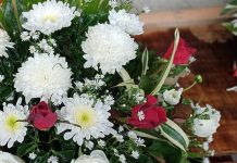Naredi sam: Preprosta ikebana, ki jo lahko naredite sami – poklon spominu z rožami ikebana-dan-mrtvih