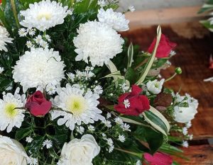 Naredi sam: Preprosta ikebana, ki jo lahko naredite sami – poklon spominu z rožami