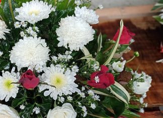 Naredi sam: Preprosta ikebana, ki jo lahko naredite sami – poklon spominu z rožami ikebana-dan-mrtvih
