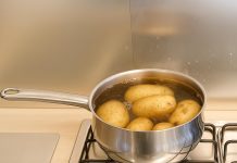 Kako v minuti olupiti kuhan krompir brez opečenih prstov kuhan-krompir
