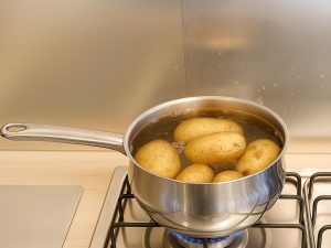 Kako v minuti olupiti kuhan krompir brez opečenih prstov