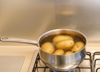 Kako v minuti olupiti kuhan krompir brez opečenih prstov kuhan-krompir