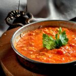 Pi&scaron;čanec v kremni česnovi omaki, ki se kar topi v ustih: preprost recept, ki navdu&scaron;i vsakogar