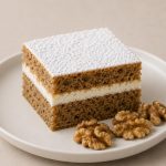 Recept za sočno jabolčno pecivo z orehi in čokoladnim prelivom, zelo enostavno za pripravo