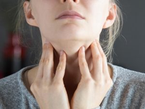 Kako si pomagati pri bolečem grlu: preizkušeni nasveti iz domače lekarne