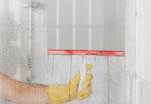 Genialen trik: Kako očistiti tuš kabino brez drgnjenja in kemikalij – z eno samo sestavino čiščenje-kopalnice
