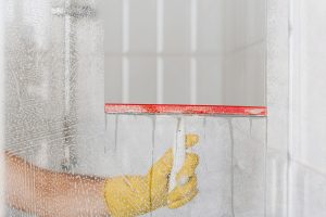 Genialen trik: Kako očistiti tuš kabino brez drgnjenja in kemikalij – z eno samo sestavino