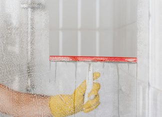 Genialen trik: Kako očistiti tuš kabino brez drgnjenja in kemikalij – z eno samo sestavino čiščenje-kopalnice