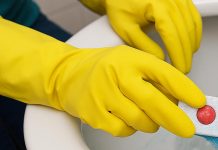 čiščenje-školjke-s-tableto-za-pomivalca