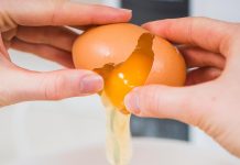 Preprost trik za razbijanje jajc: tako preprečite, da lupina konča v jedi kako-razbiti-jajce