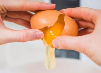 Preprost trik za razbijanje jajc: tako preprečite, da lupina konča v jedi kako-razbiti-jajce